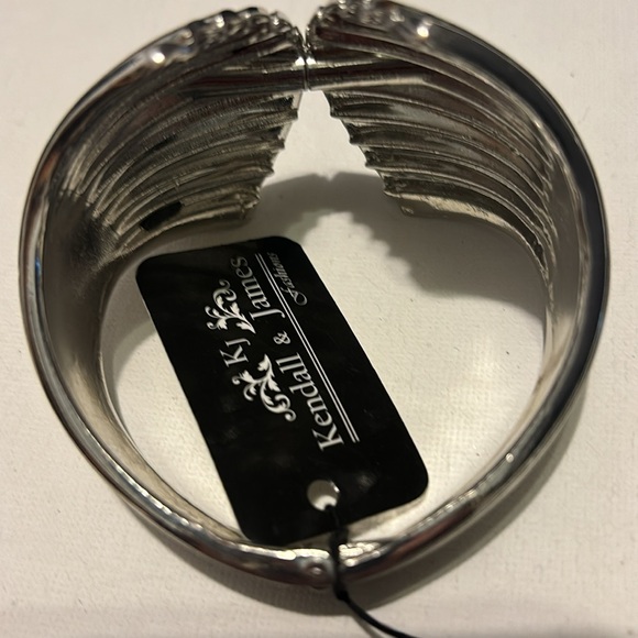 Kendall & James Clam Shell Silver-tone Bangle - Picture 9 of 11